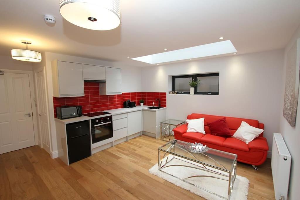 Lovely One Bed Apartment-Near All Transport-Village-Freeparking Лондон Экстерьер фото