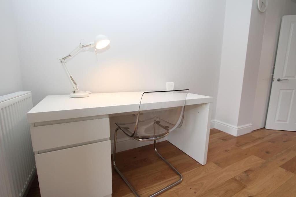Lovely One Bed Apartment-Near All Transport-Village-Freeparking Лондон Экстерьер фото