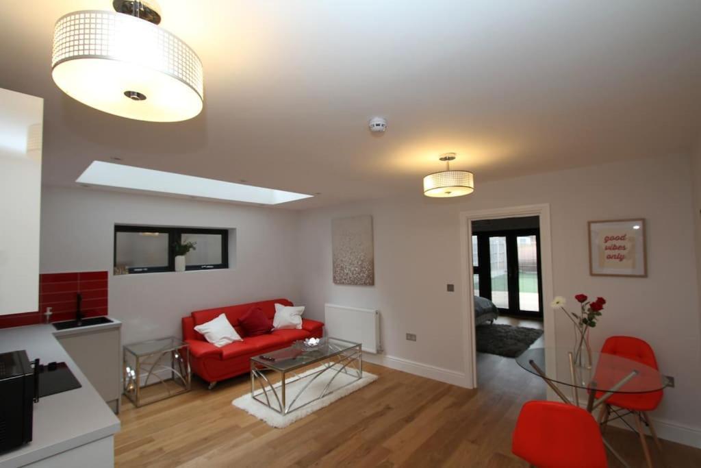 Lovely One Bed Apartment-Near All Transport-Village-Freeparking Лондон Экстерьер фото