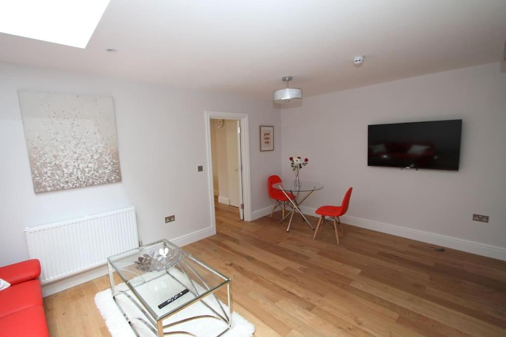Lovely One Bed Apartment-Near All Transport-Village-Freeparking Лондон Экстерьер фото