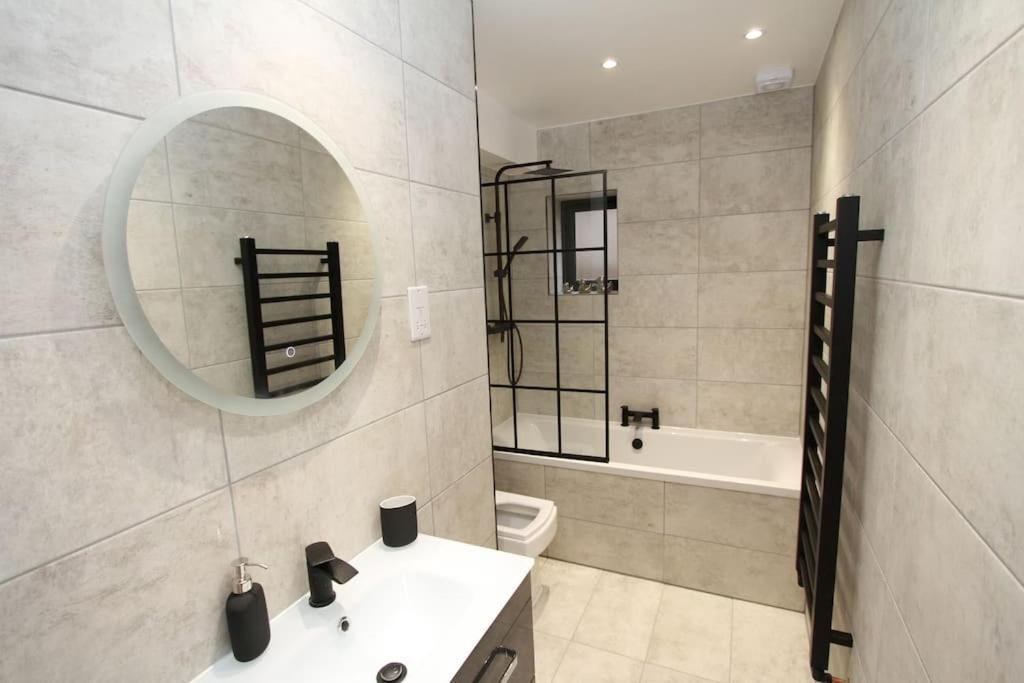Lovely One Bed Apartment-Near All Transport-Village-Freeparking Лондон Экстерьер фото