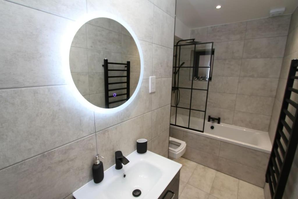 Lovely One Bed Apartment-Near All Transport-Village-Freeparking Лондон Экстерьер фото