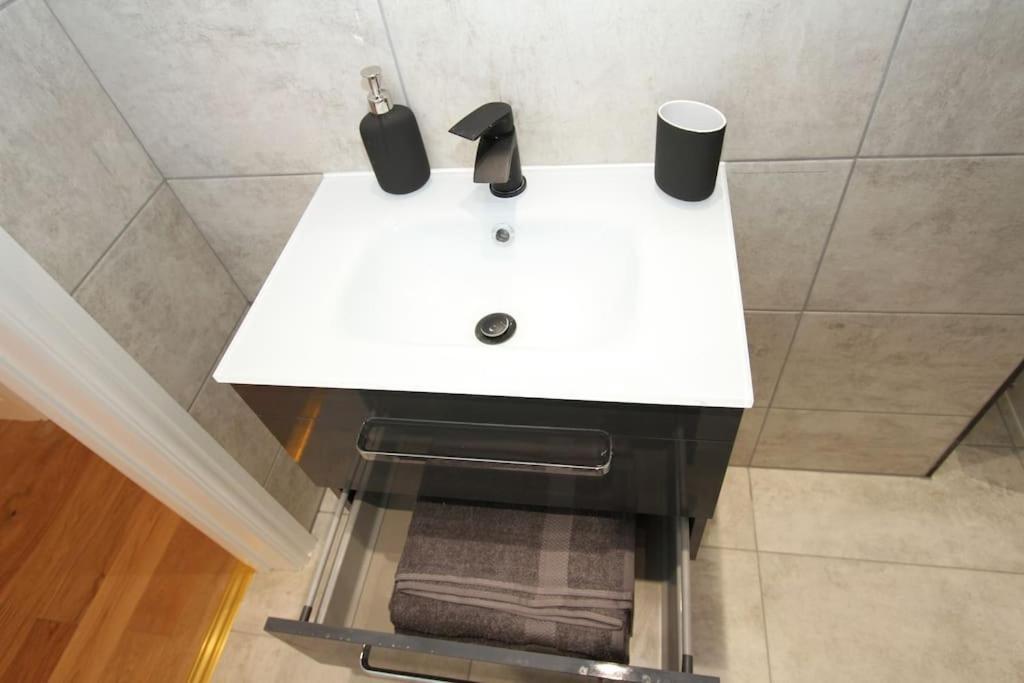 Lovely One Bed Apartment-Near All Transport-Village-Freeparking Лондон Экстерьер фото